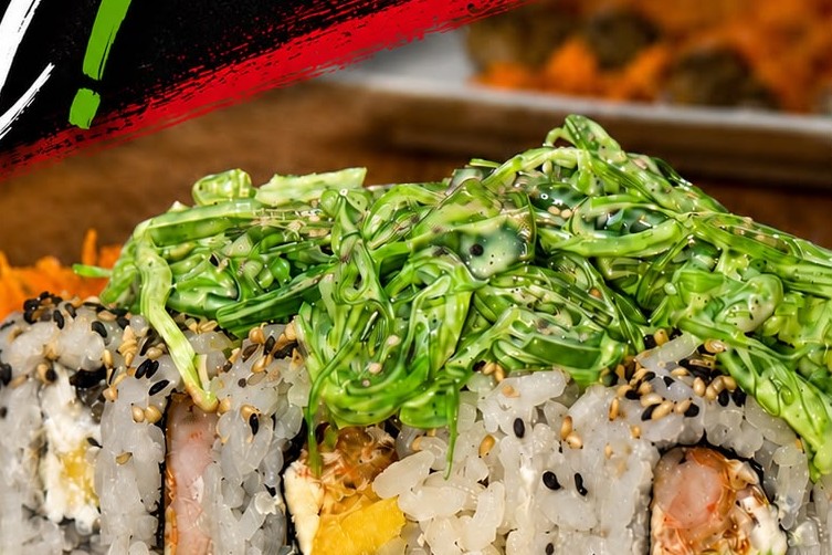 Dinamita Roll con topping de ensalada dinamita